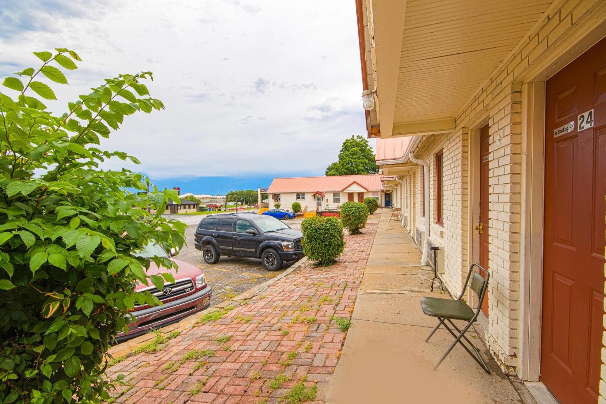Sunflower Motel Hiawatha By Oyo Exterior foto